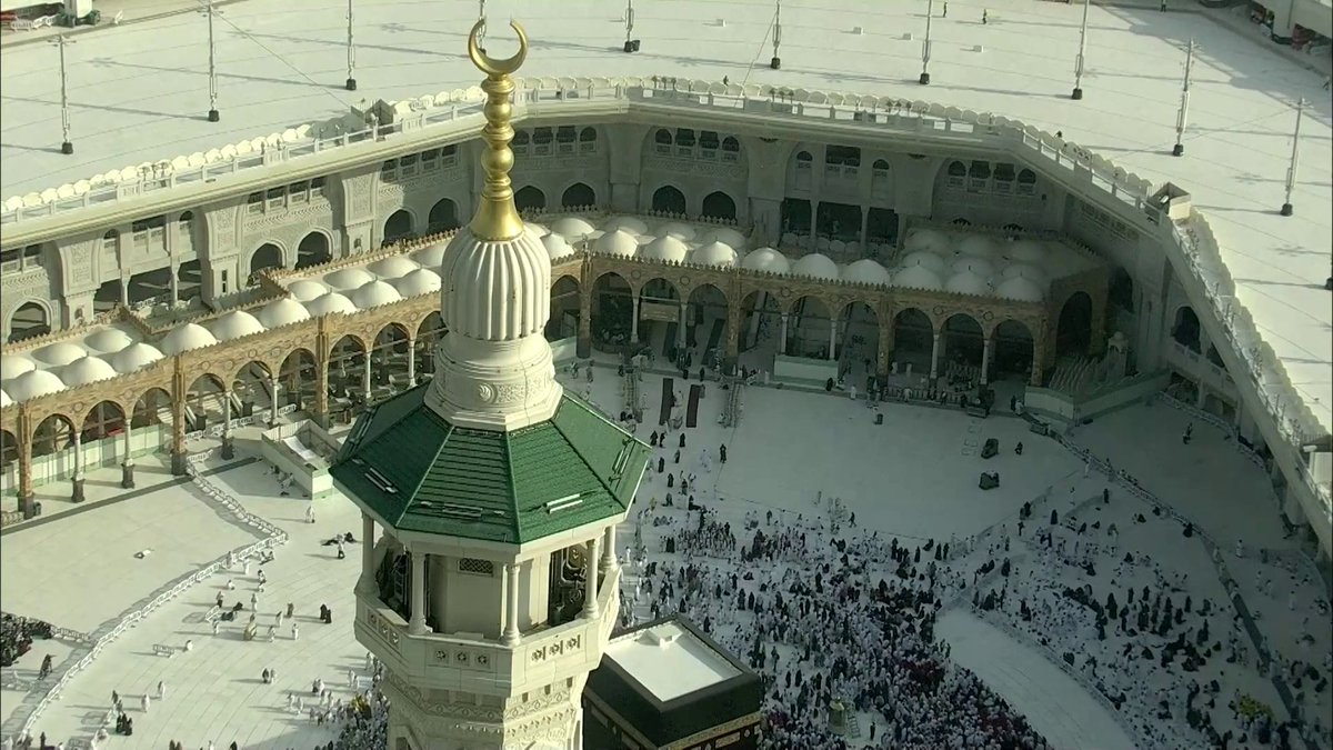 أمن وطمأنينة في أطهر البقاع.. ضيوف الرحمن بجوار الكعبة المشرفة وسط أجواء من الخشوع والسكينة