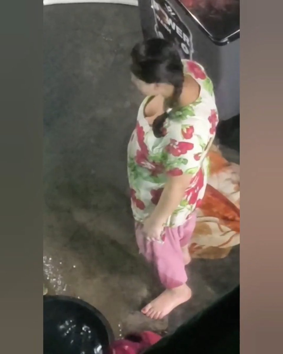 افسوس کی بات ہے کہ میں اپنے گھر کے صحن میں روزمرہ کے کاموں میں مصروف تھی، جبکہ ساتھ والے گھر کی چھت سے کسی نے چھپ کر میری ویڈیو بنائی اور سوشل میڈیا پر وائرل کر دی۔ ذرا سوچیں، اگر یہی حرکت کسی کی اپنی بہن، بیٹی یا ماں کے ساتھ ہو تو کیا وہ برداشت کر سکیں گے؟ کسی کی اجازت کے بغیر ویڈیو بنانا اور اسے وائرل کرنا تفریح نہیں، بلکہ انتہائی شرمناک اور قابلِ مذمت عمل ہے۔ دوسروں کی عزت اور پرائیویسی کا خیال رکھیں۔