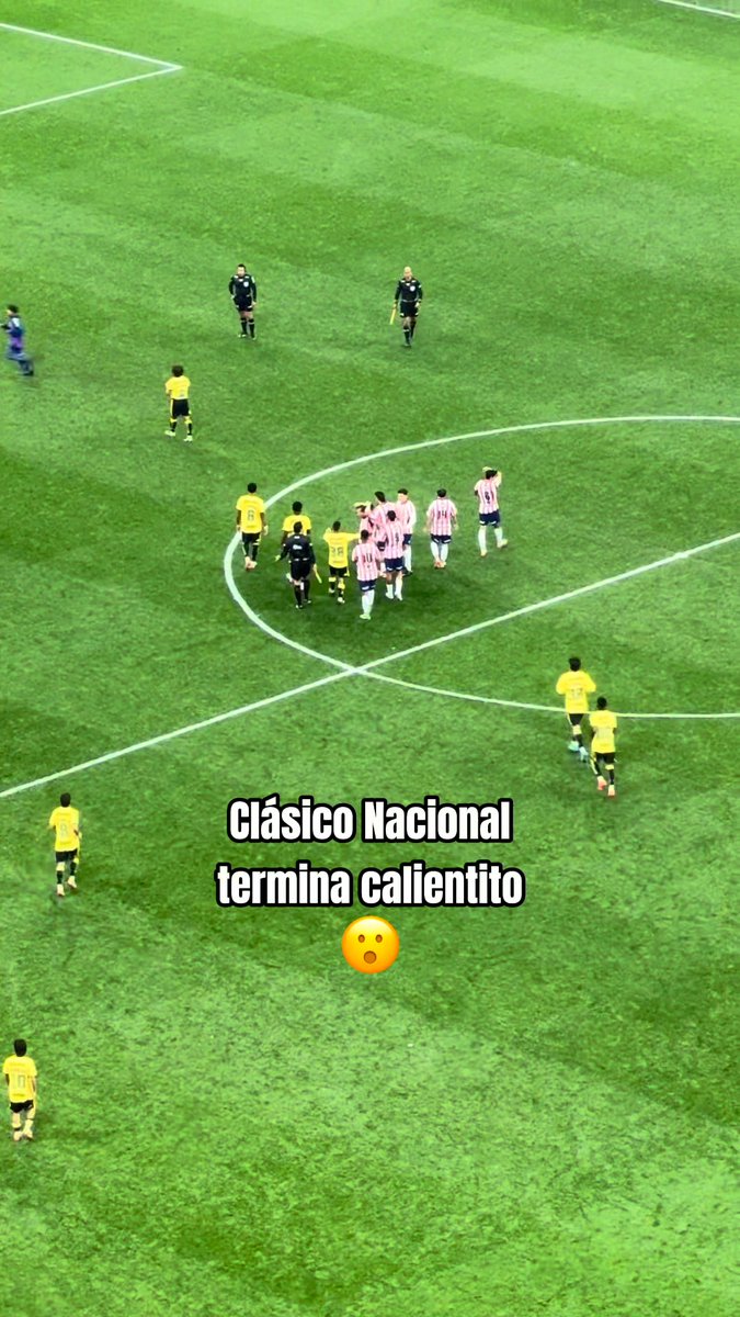 🔥 Jugadores de América y Chivas se hacen de palabras al término del Clásico Nacional. ¿Qué se habrán dicho?