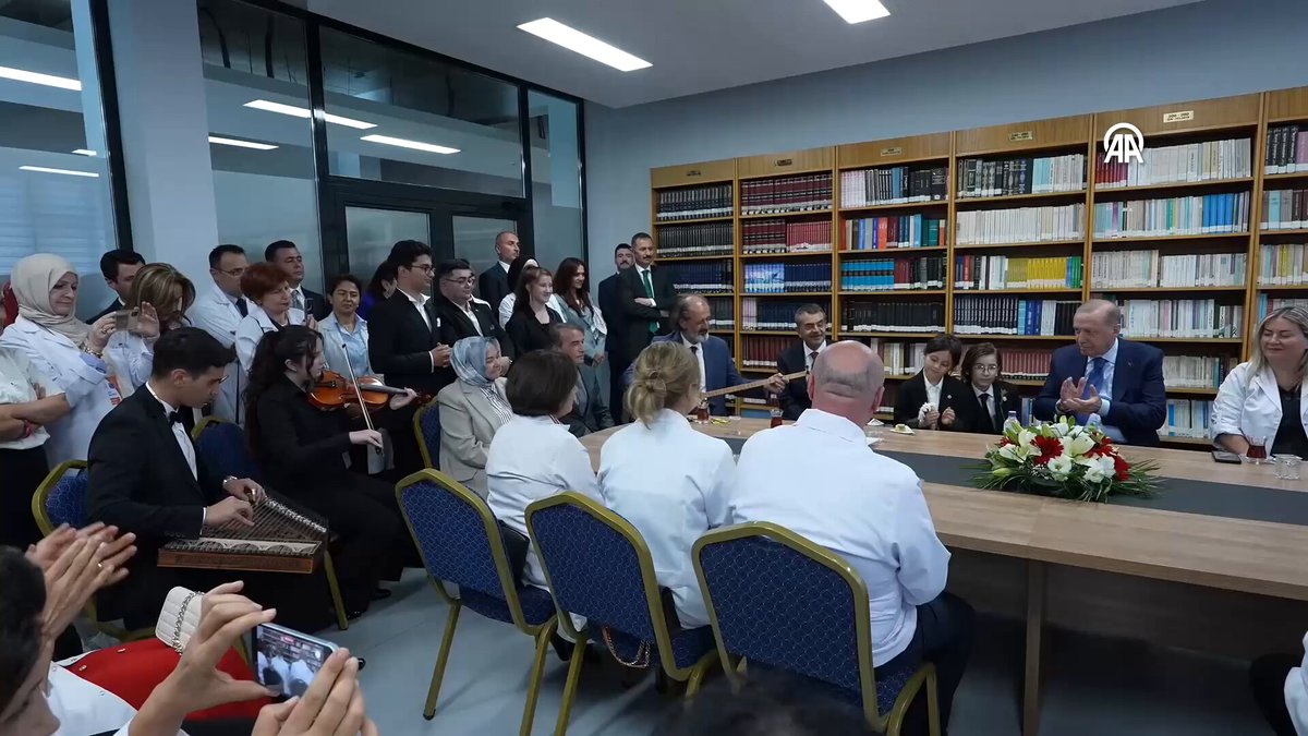 Cumhurbaşkanımız Sayın Recep Tayyip Erdoğan’ın liderliğinde, köklerinden beslenen ve medeniyetinin sesini yarınlara taşıyan nesiller yetiştirmek için çalışıyoruz. Çocuklarımızın bu güzel yorumu, yürüdüğümüz yolun gönüllere dokunan bir karşılığı oldu. Yüreğinize, sesinize ve emeğinize sağlık çocuklar🩵🇹🇷