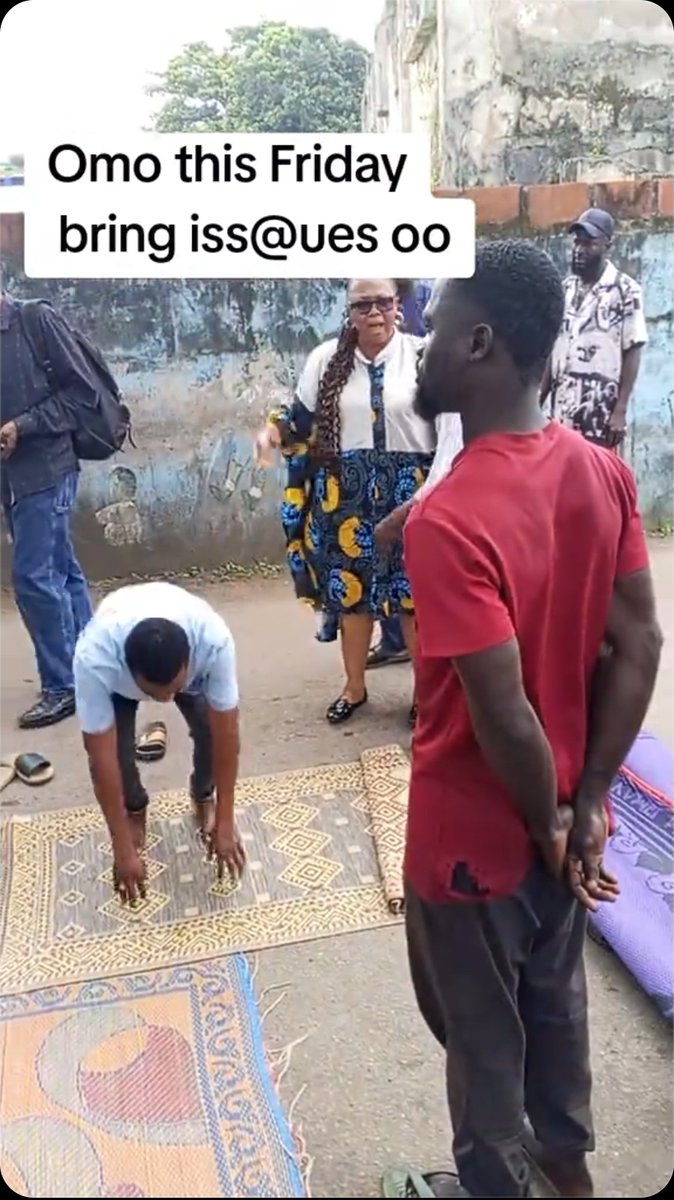 Woman lashed out after some Muslim worshippers praying by the roadside blocked her way while she was returning home from work.