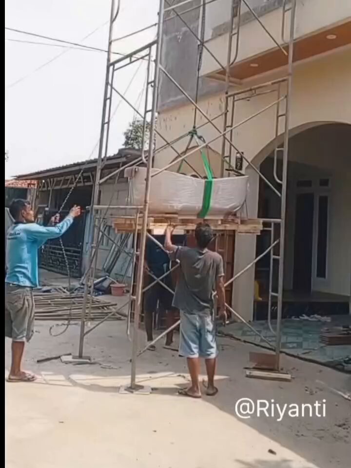 1 hari 1 life hack buat bapak bapak. kalo mau mindahin benda yang berat seperti bathtub atau brangkas ke lantai 2 bisa di akalin pake kulit semangka 🍉 biar agar supaya si keramik aman dan mudah untuk didorong dan dipindahkan. orang ko kepikiran aja heran gweh😂