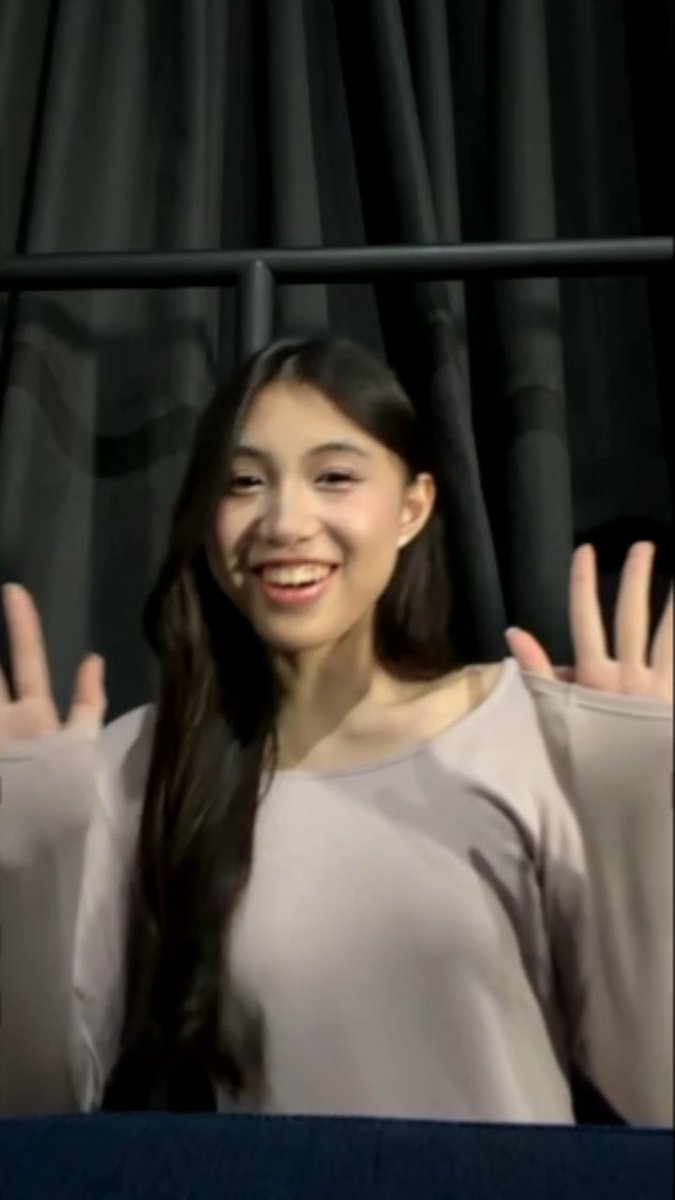 🗣️ : kok ga pake elu gw? michie : kalo aku karna di palembang gaada yg pake elu gw, soalnya klo aku di palembang pake elu gw langsung dibilang bahasa jakartanya keluar nih *ga lama ngetawain video nachia jatoh😹” michelle alexandra