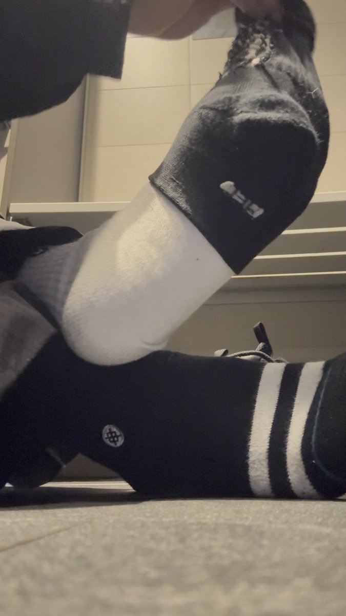 小狗🐶更喜欢吃🥵反光黑袜呢还是原味白袜呢✌️🤪✌️#白襪 #whitesocks #原味 #gay #白袜 #臭襪 #gooner #s #黑袜 #黑襪