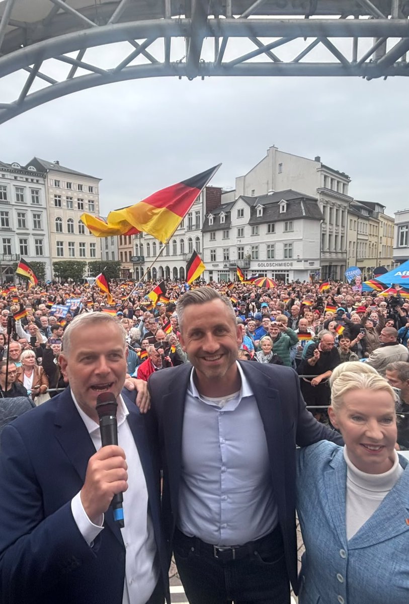 #Schwerin, Markt. Wow! 💪🏻🔥 Das große Wahlkampffinale. Weit über 1000 Schweriner waren dabei. Ein großartiges Zeichen! 😎💙🚀 Heute noch wählen gehen! Alle Stimmen für die AfD! ❌️❌️💙