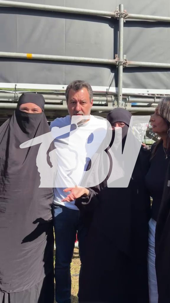 Matteo Salvini avec des femmes en voile intégral ? Il s’agit en fait d’Alice Cordier et des militants du Collectif Némésis !