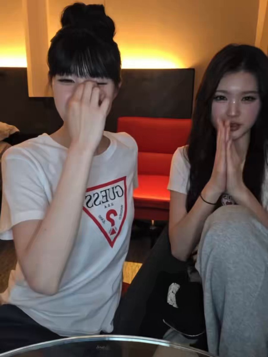 에이나 주은 “우리 곧 스무살이야“ 로 단어 강세 넣어서 하는 챌린지 하는데 진짜 개웃긴거 봐보실분 배아파서 죽을거같애
