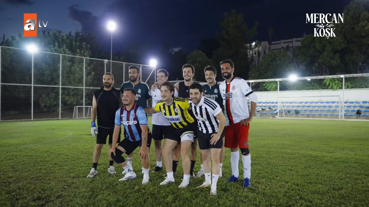 Mercan Köşk ekibi setlerden sahalara indi ⚽🍊 Tribünlerden tam destek de eksik olmadı 😎 Mercan Köşk Cumartesi 20.00’de atv’de ❤️‍🔥 #MercanKöşk atv