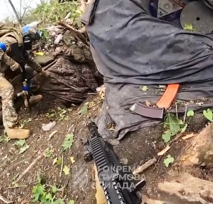 Face-to-face in the trenches: Russian and Ukrainian soldiers clash at extremely close range, revealing the brutal intensity of frontline warfare.