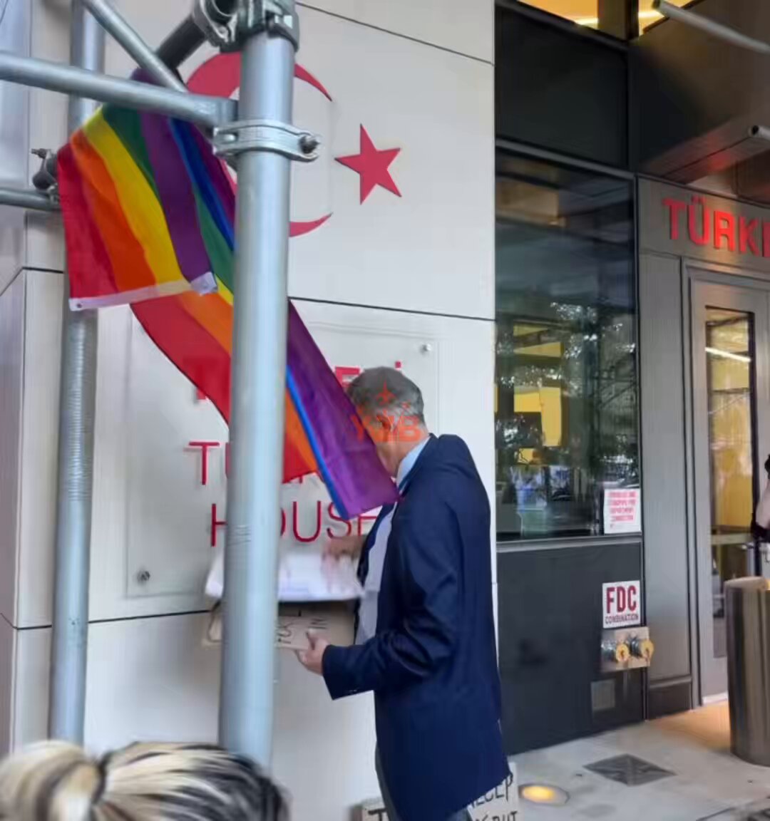 ABD’deki LGBT üyeleri, Türkiye’deki LGBT derneklerine yapılan operasyonları protesto etmek için New York’taki Türkevi önünde toplandı.