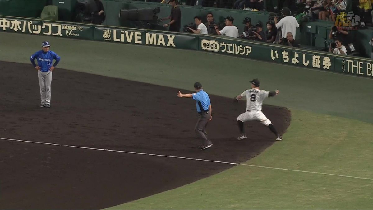 9回表、持ち前の強肩で三塁線後方への打球をアウトにする佐藤選手！大山選手もナイスカバー！