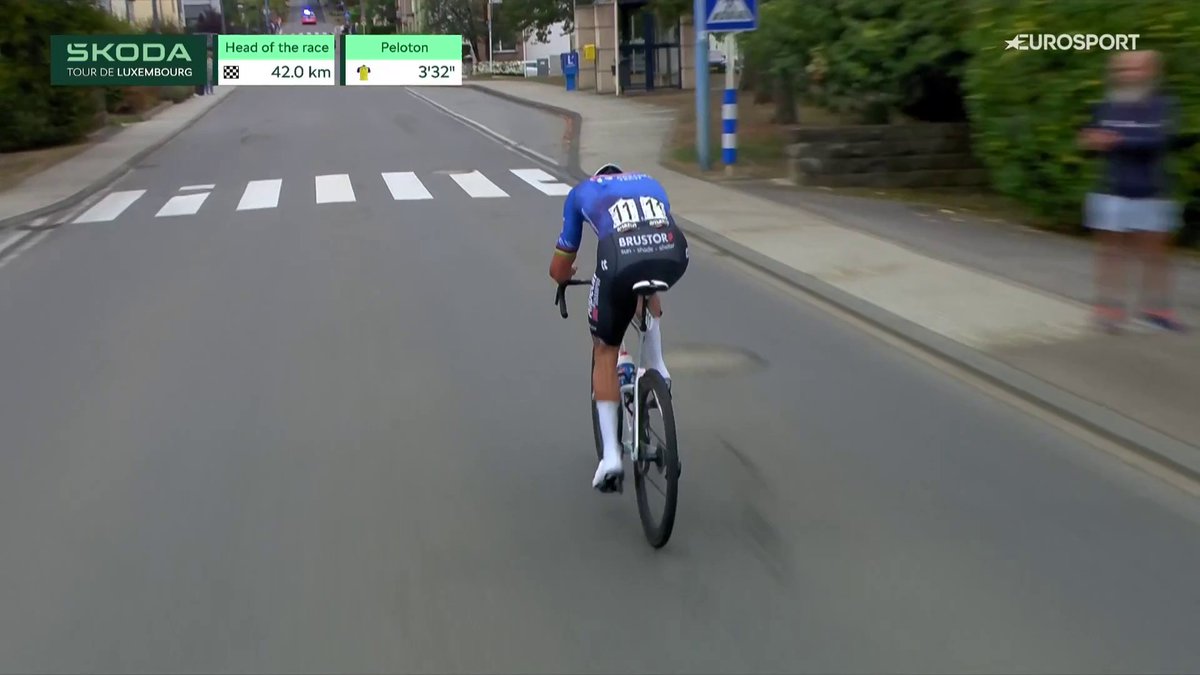 Van der Poel no ha salido a correr. Van der Poel ha salido a entrenar. El neerlandés, que atacó a 175 kilómetros de meta, rueda con una ventaja de tres minutos y medio sobre el pelotón. #SkodaTour #LaCasadelCiclismo