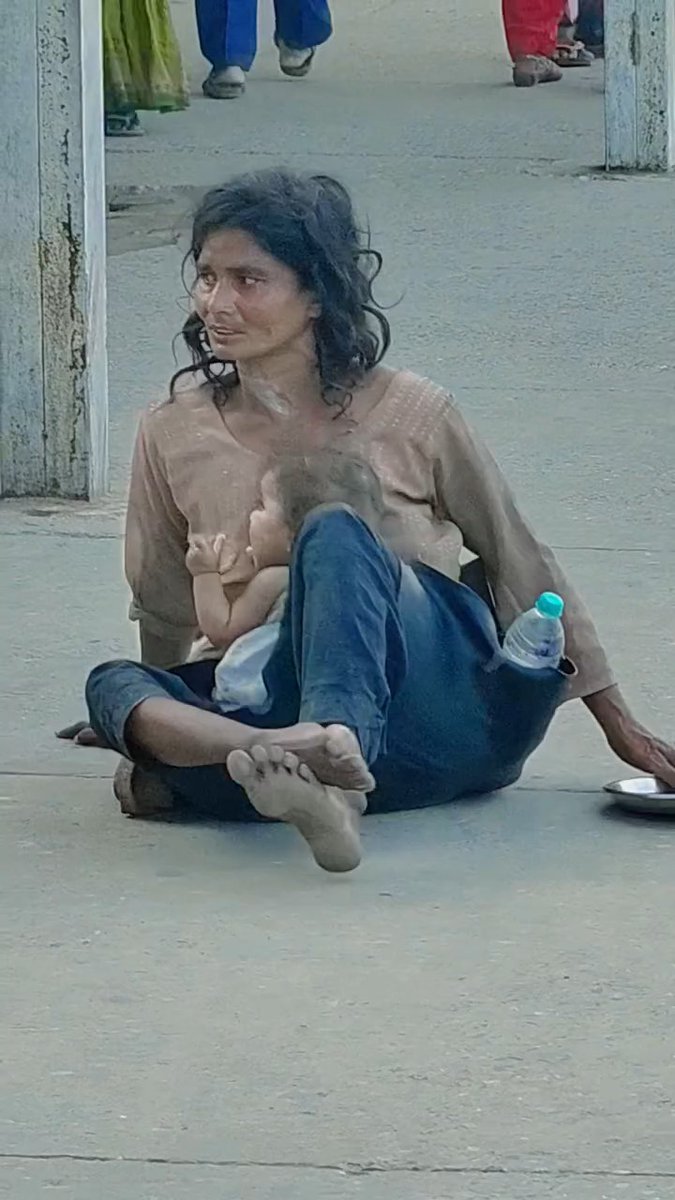खुदा ने ये सिफत दुनिया की हर एक मां को बक्शी है , अगर माँ पागल भी हो जाए तो बच्चे याद रहते हैं ।।