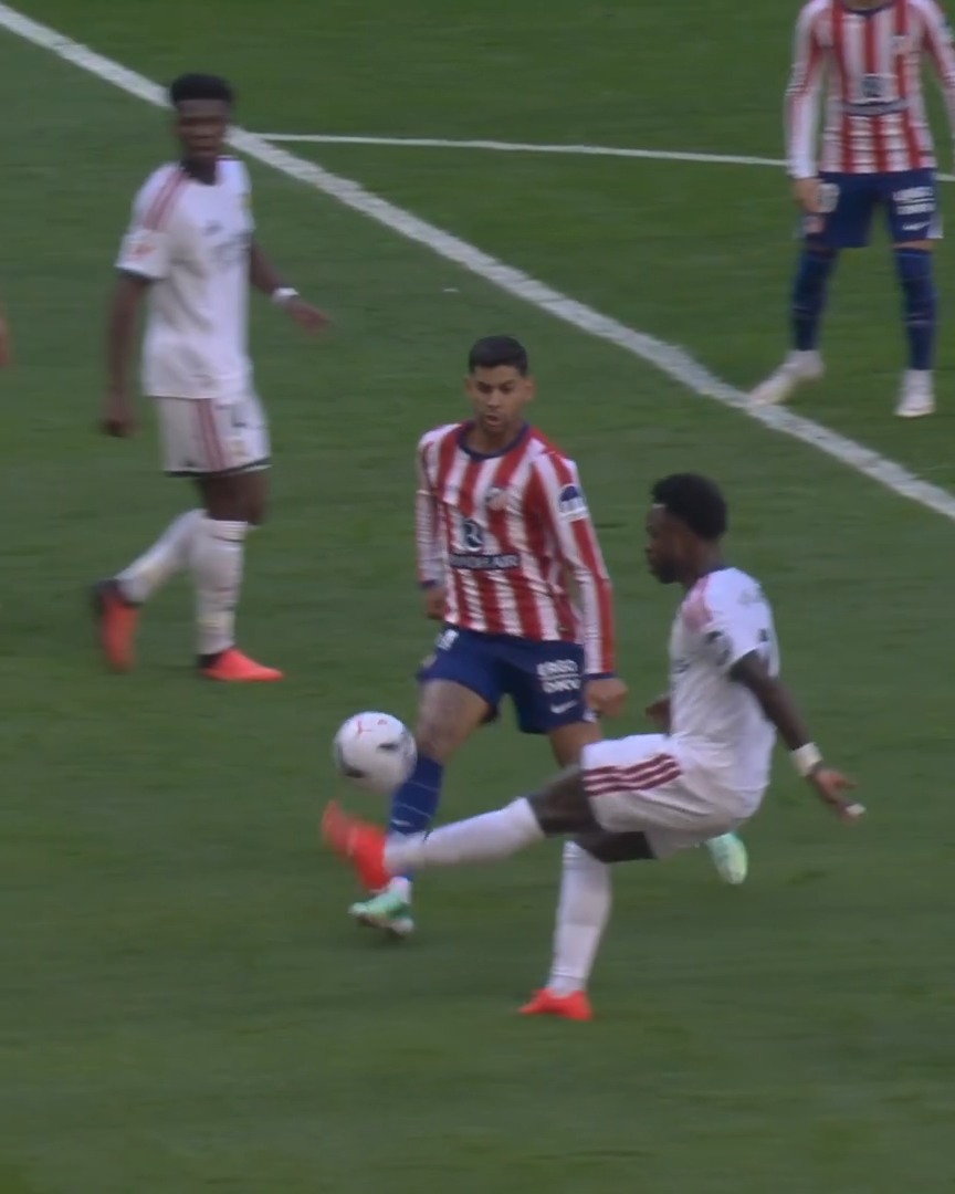 💥 ¡Lo intentó Vini Jr. en ELDERBIDEMADRID! AtletiRealMadrid | LALIGAHighlights | Real Madrid C.F.