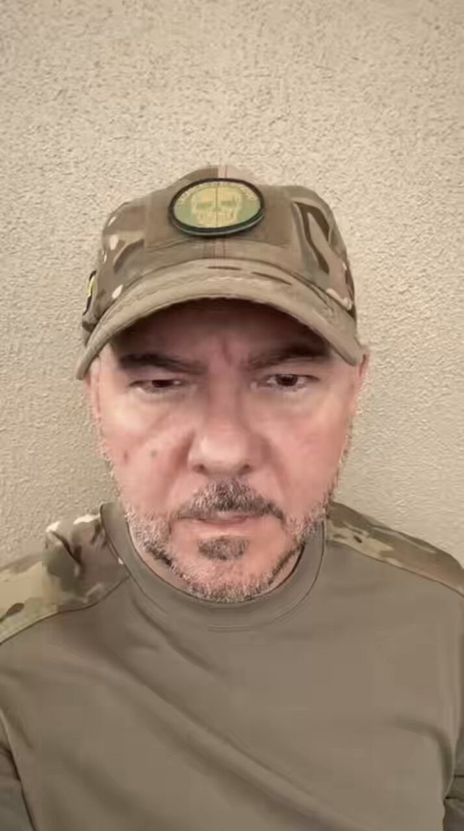 🚨URGENTE🚨 ¡CAYÓ EL DESCUARTIZADOR DE “LOS LOBOS”! El descuartizador que obligaba a sus víctimas a cavar su propia tumba y luego las asesinaba y desmembraba para enterrarlas cerca de bananeras, fue sometido y capturado por el Bloque de Seguridad, a través de las Fuerzas Armadas, en coordinación con el CNI y el Ejército Ecuatoriano. ➡️ La pista los llevó hasta Naranjal. Se trata de Hermes Ponce, alias “La Muerte”, de nacionalidad venezolana, quien estaría vinculado con sicariato, secuestros, extorsiones, asesinatos e intimidación. Otro presunto brazo armado de “Los Lobos”, CAPTURADO. 🇪🇨👊