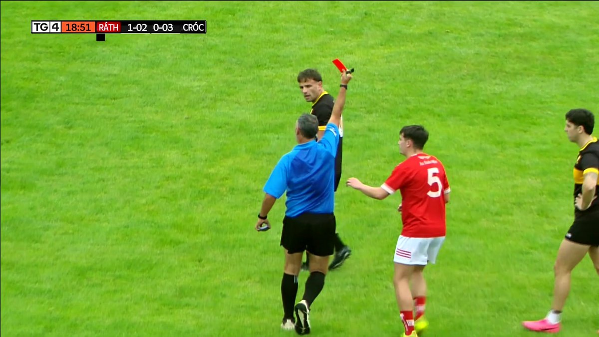 Cunspóid anseo cárta dearg ag Michael Burns👀 Michael Burns sent off and the Rathmore phsio gets a yellow 👀 18 Nóim Rathmore GAA 1-02 (5) Dr. Crokes GAA 0-03 (3) GAA BEO #GAABeo
