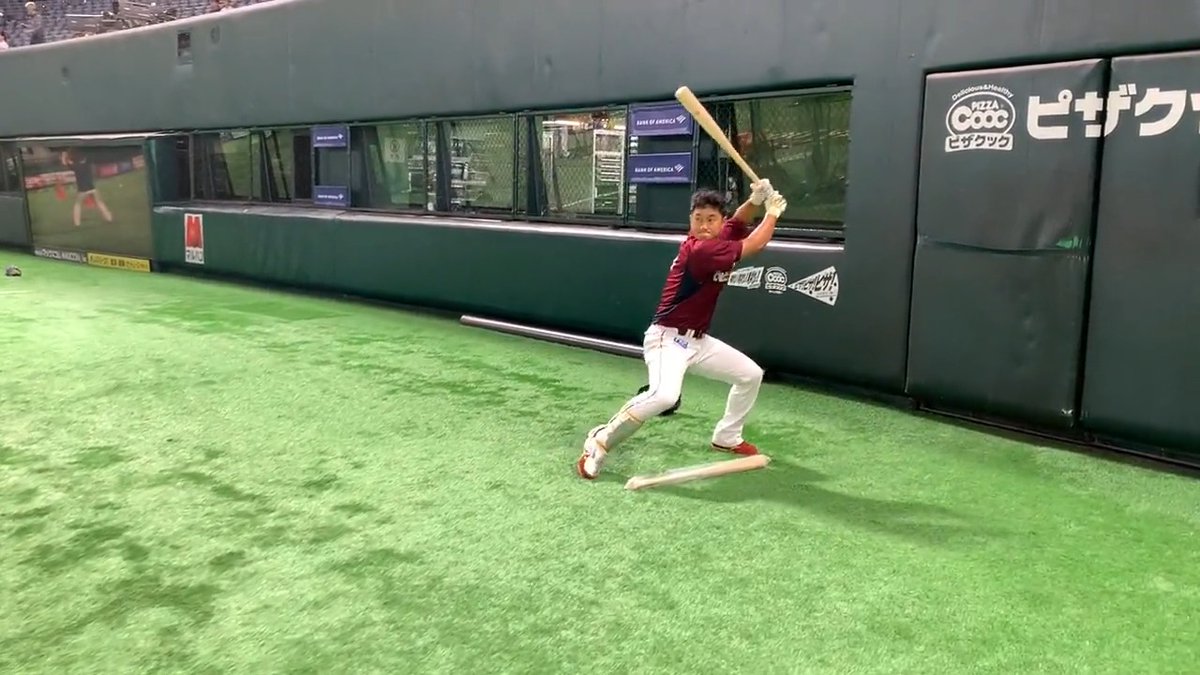 【近距離から投げる目慣らしは普段からやる意味がある?】 横浜高校の速球対策として話題になった、近い距離からボールを投げてもらう「目慣らし」 これは試合前だけではなく、普段の練習に入れる意味もあります。 近距離から投げると、ボールが打者まで届く時間が短くなります。 すると脳は、いつもより早くボールの速さや方向を判断しなければなりません。 まず働くのが視覚野です。 ここでボールの動きや速さを処理します。 さらに脳は、ボールを最後まで見てから振るのではなく、 「この軌道なら、このあたりに来る」 と先回りして予測しています。 速い球ほど、この予測が重要になります。 そして小脳では、自分が予測したタイミングと、実際にボールが来たタイミングのズレを修正しています。 近距離から投げてもらうと、普段より早くボールが来るので、 「もう来た」 という予測誤差が起こります。 このズレを何度も経験すると、脳は少しずつ速いタイミングに対応するように調整していきます。 だから普段から取り入れる意味があります。 大事なのは、単純に速球に慣れることではありません。 短い時間の中でボールを判断し、予測し、スイングを始めるという一連の処理を繰り返すことに意味があります。 特に、普段130km/h前後の投手としか対戦していない選手が、いきなり150km/hの投手と対戦すると、脳にとっては経験したことのない時間感覚になります。 その差を日頃から小さくしておくことは、高速投手への対応という意味でメリットがあります。 ただし、近距離投球ばかりやるのはおすすめできません。 実際の試合とはボールの軌道や距離が違うため、近距離だけに慣れると、本番のタイミングがずれる可能性があります。 普段の練習では、近距離で数球打ったあとに通常距離へ戻す。 この使い方がいいと思います。 近距離で脳に速い時間感覚を経験させて、通常距離で実際の打撃に合わせる。 つまり近距離投球は、試合直前の「目慣らし」だけではありません。 普段から使えば、速い球に対する脳の予測やタイミング調整を鍛える練習にもなります。 ただ速い球を見る練習ではなく、「速い世界で判断する脳」を作る練習と考えると分かりやすいです。