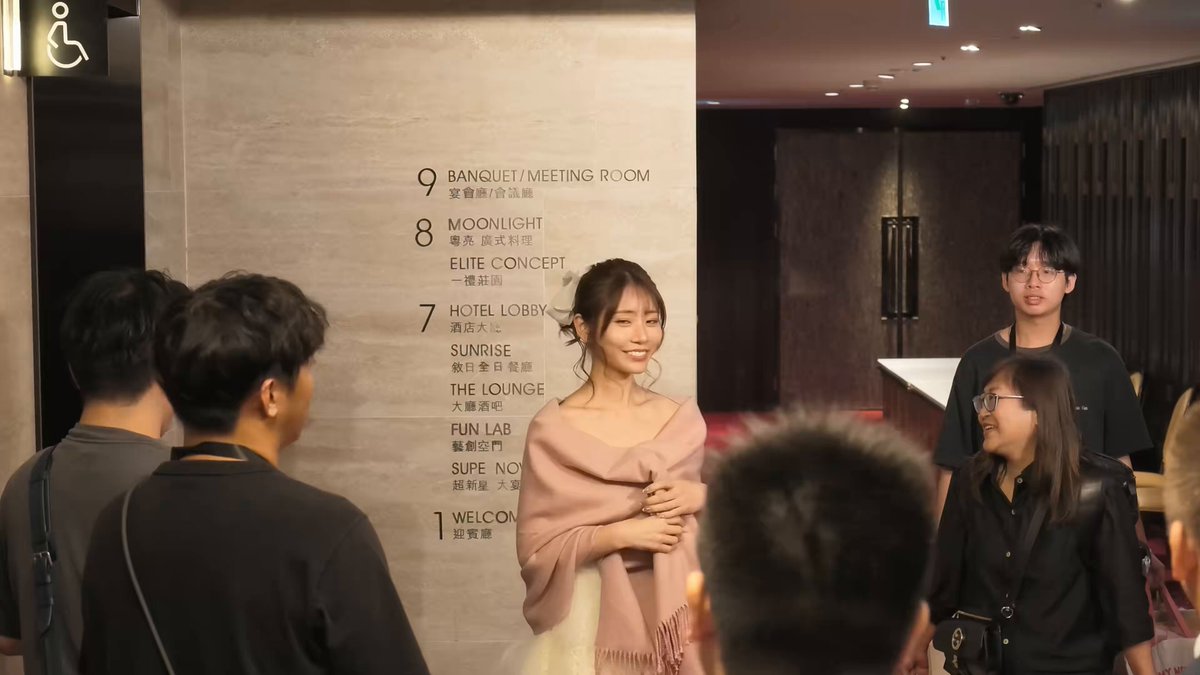 My Angel 2026 河北彩花 粉絲見面會💐 𝐕𝐕𝐈𝐏 限定甜蜜餐會 𝐏𝐚𝐫𝐭 ③ Part②で触れた“写真撮影”の伏線を最短回収😂 お見送りを終えたあと、さいちゃんの出待ちへ✨ 動画を撮りながら近づいてくる私に気づいて、爆笑しながら指さすさいちゃん✨ すると突然、 「写真撮ろう、ポーズ🫶🏻」 って、まさかのその場でミニ撮影会に😳✨✨ この動画を見てもらうと伝わると思うけど、 その場の雰囲気がとにかく楽しそうで、すごく良いんです🥹✨ そして、河北彩花さんの魅力って、まさにこういうところ 大スターでありながら、親しみやすくて、ファン想い。 自然体で接してくれるからこそ、こんな何気ないやり取りまで特別な思い出になります。 最初は席が遠くて、ちょっと悲しい気持ちになっていたのに、終わってみれば、やっぱり最高の想い出に☺️✨ さいちゃん、いつもありがとうだよ🫶🏻✨ 河北彩花