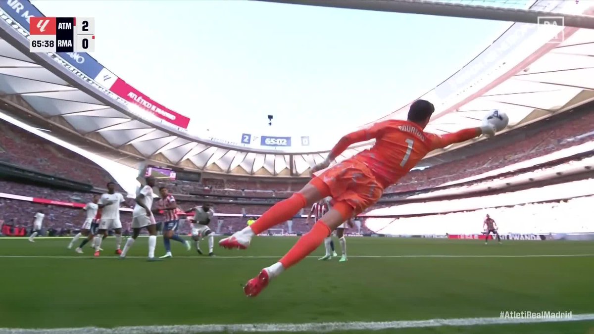 LA PARADE XXL DU GIGANTESQUE THIBAUT COURTOIS 🇧🇪 PUIS.. LE SAUVETAGE MADRILÈNE DU 3-0 !!!! 😰😰😰 Le Belge est le seul au niveau sur chaque rencontre… 🎥 DAZN France