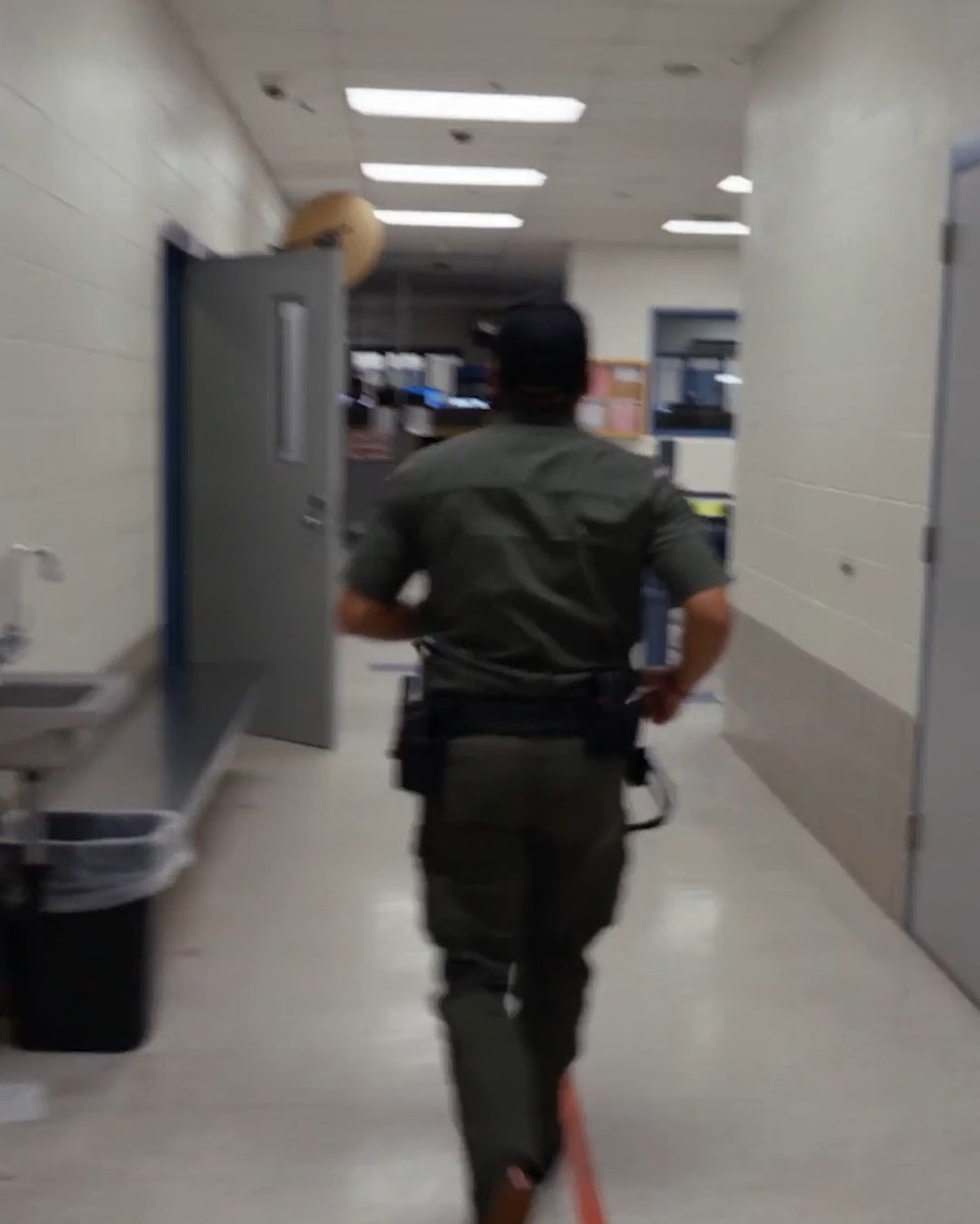 What starts as an exchange with an officer quickly spirals out of control. 😳 See more on #120HoursBehindBars, Mondays at 9P on Discovery.