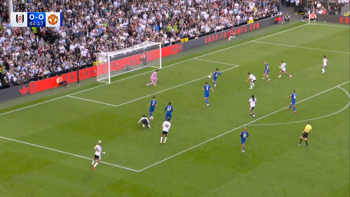"A horror at the Hammersmith end!" Lisandro Martínez puts the ball into his own net and Fulham lead! 😯