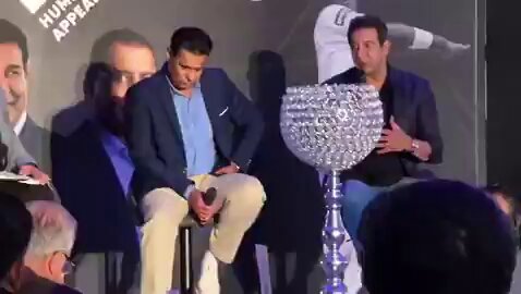 عمران خان ایک وفادار آدمی ہے۔ وہ خود مثال بن کر قیادت کرتے تھے۔ وہ ایسے شخص نہیں تھے جو خود کرسی پر بیٹھے رہیں اور دوسروں سے محنت کروائیں۔ وہ خود بھی بھرپور محنت کرتے تھے ، وسیم اکرم