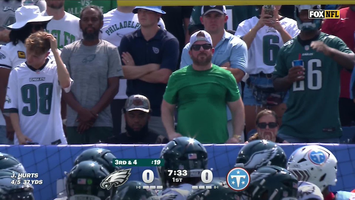 Saquon Barkley headed to the locker room early during Eagles-Titans. (📺 FOX)