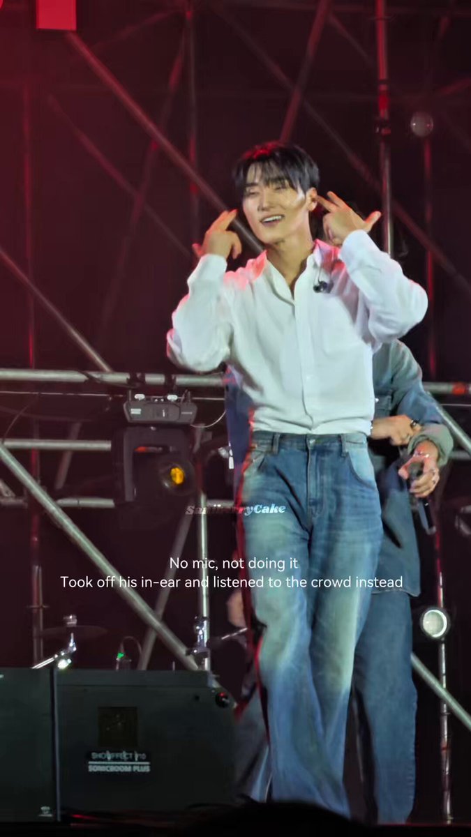 260920 ATA | Bouncy San focus ••The full view of how San handled the broken mic situation thinking on his feet. I love how he just took off his in-ear and just went— listen #SAN #산 #최산 #CHOISAN