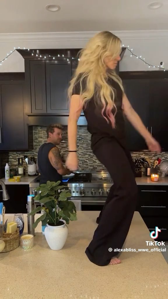 Nadie. Alexa Bliss cuando no está en público:
