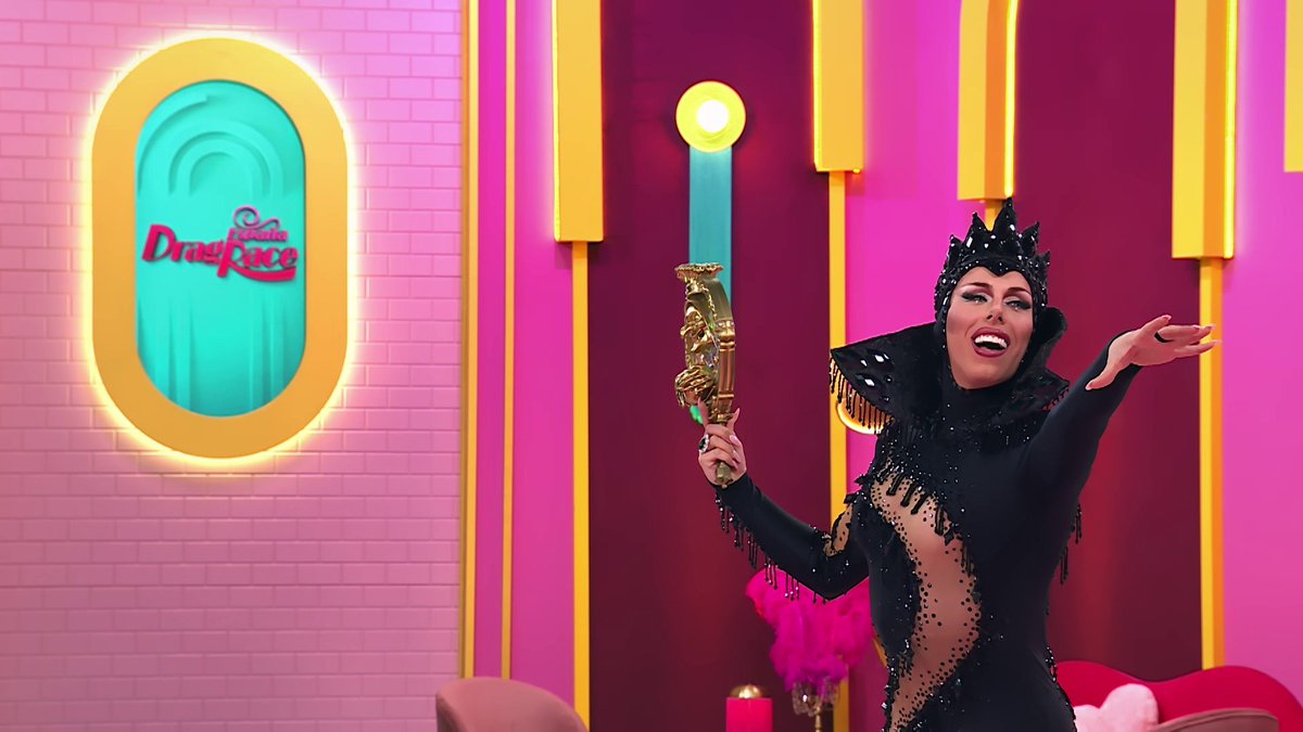 ¡Bú! 😗 ¡Ojo! 👀 Ya está aquí Vanessa Artiles, la bruja de #DragRaceEs 🔮 ✨ Directo ▶️
