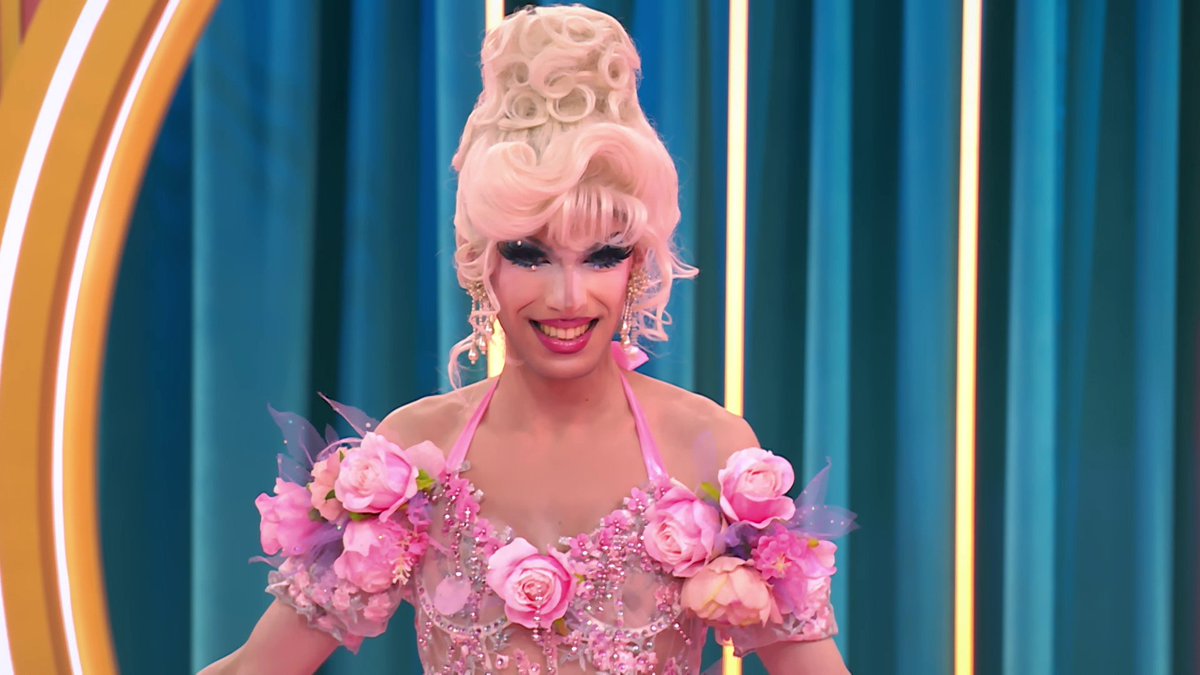 Ya queremos ser tus amigues @joan_chvlr 🫂 💖 Una belleza más en #DragRaceEs ✨ Entradas al taller en directo ▶️