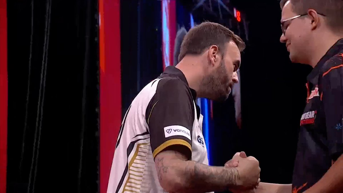 SMUDGER INTO THE FINAL! Ross Smith defeats home hero Gian van Veen 11-8 to reach his second career Premier event final! 📺 #WSODFinals | SF