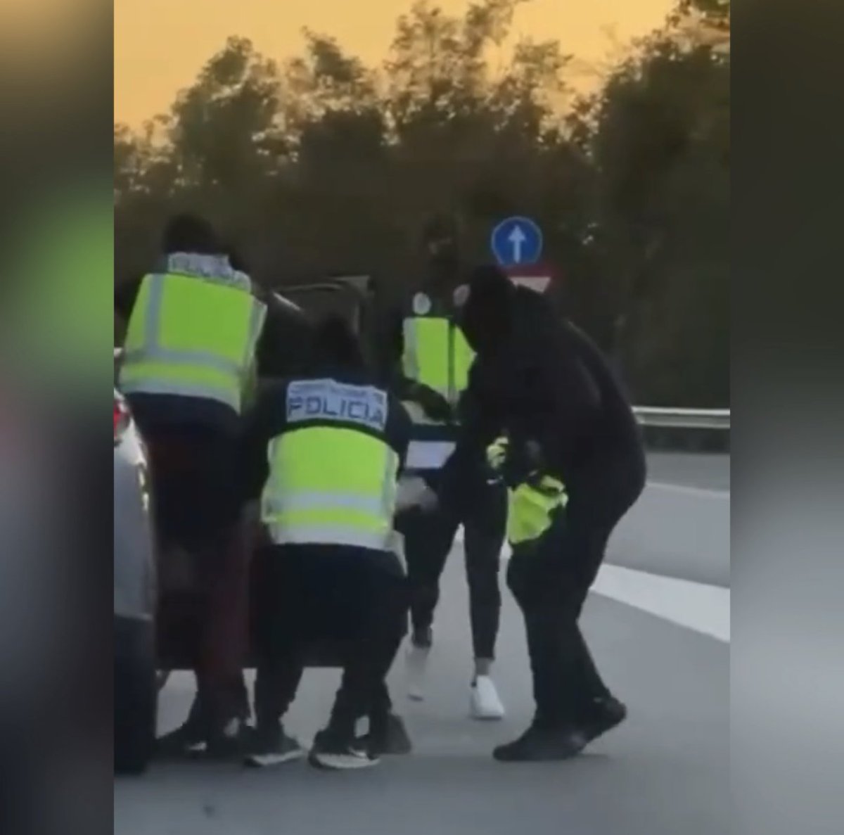 🔴 ATENCIÓ 20.29 h: Els Mossos investiguen una presumpta detenció il·legal després que cinc homes vestits com policies s’enduguessin per la força un home en plena AP-7, entre Montornès del Vallès i Vilanova del Vallès. 🕢 Els fets van passar aquest dissabte 19 de setembre cap a les 19.30 h. Diversos conductors van veure com els individus, amb la cara tapada i armilles amb la paraula «Policía», treien violentament la víctima d’un vehicle. L’home tenia la cara ensangonada. 🚔 Els assaltants el van introduir en un altre cotxe i van fugir. La víctima va ser alliberada hores després i es troba sana i estàlvia. 👮🏻♂️ Els Mossos investiguen els fets com una presumpta detenció il·legal i també una possible suplantació de funcions policials. De moment, no consta cap detenció ni cap sospitós identificat, i la principal hipòtesi és que al darrere hi hagi un grup delinqüencial. 🔫 Els cinc homes haurien anat armats i haurien provocat un xoc per interceptar el vehicle. Fonts coneixedores del cas apunten a un possible ajust de comptes relacionat amb un narcoassalt o amb deutes vinculats al tràfic de drogues, segons Crónica Global.