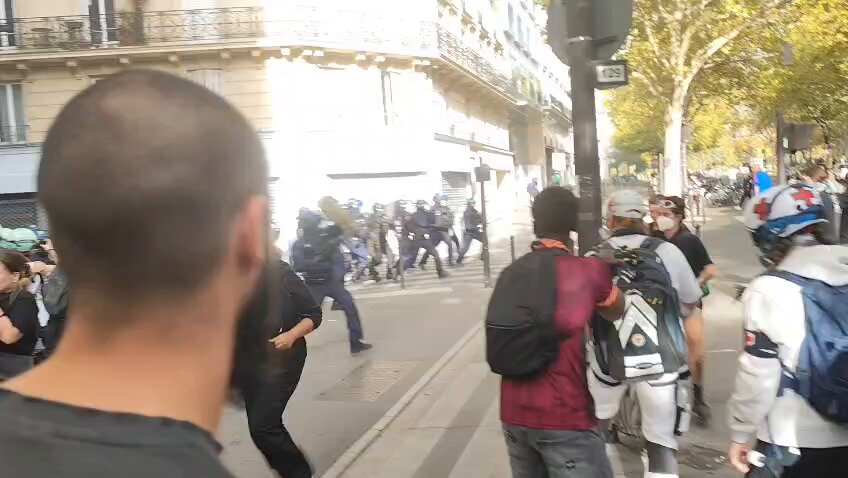 Charge violente de la police à la manifestation contre la loi « permis de tuer » à Paris. Alors que le cortège approchait de la place de la Nation, la CI crée des tensions en se faisant plus visible avant de charger violemment le cortège.