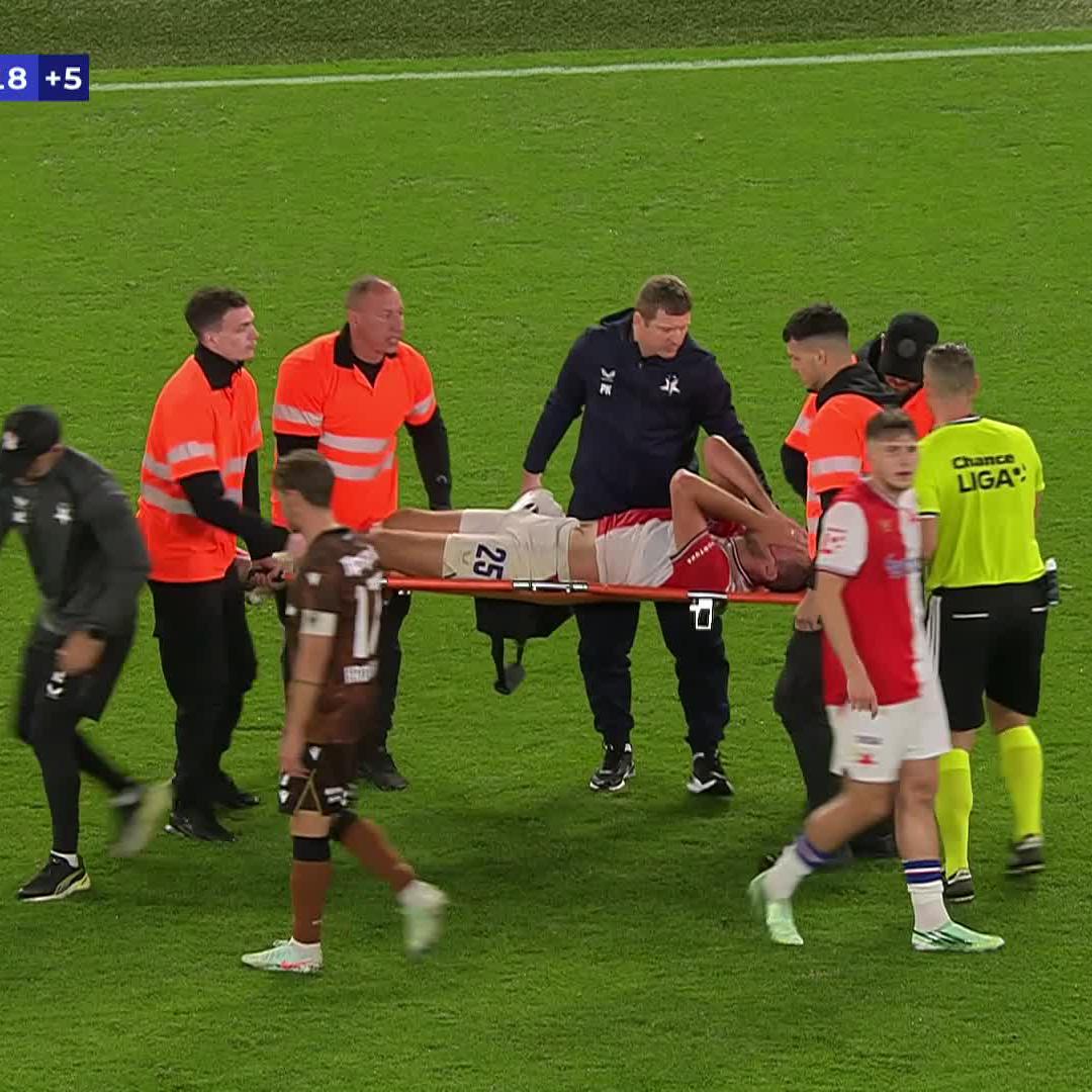 Vyčerpaný Tomáš Chorý musel v závěru opustit hřiště na nosítkách. Přejeme si, ať je vše v pořádku! ✊ #OneplaySport | #ChanceLiga