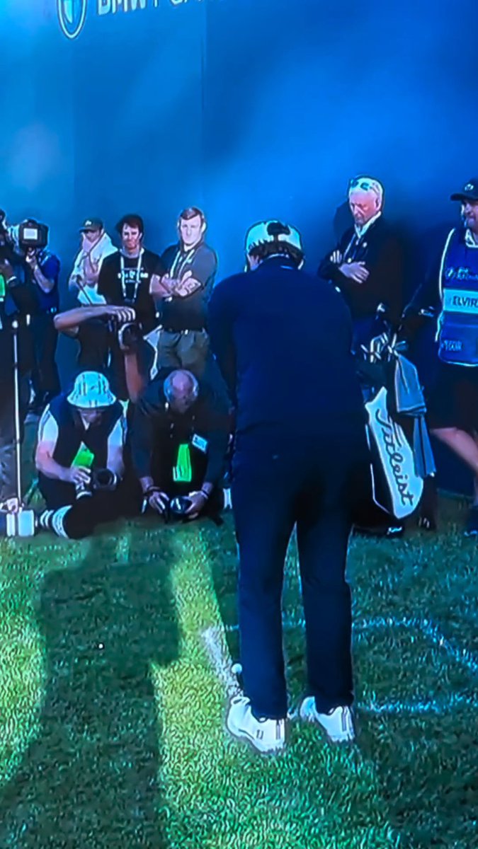 🚨🏌️💀 #COLLAPSE — Manuel Elvira was tied for the lead on 18 tee at Wentworth when he decided to play an iron off the tee and then decided to lay up his second shot from 254…right into the fairway bunker. He ended up making double and handed J.J. the win.