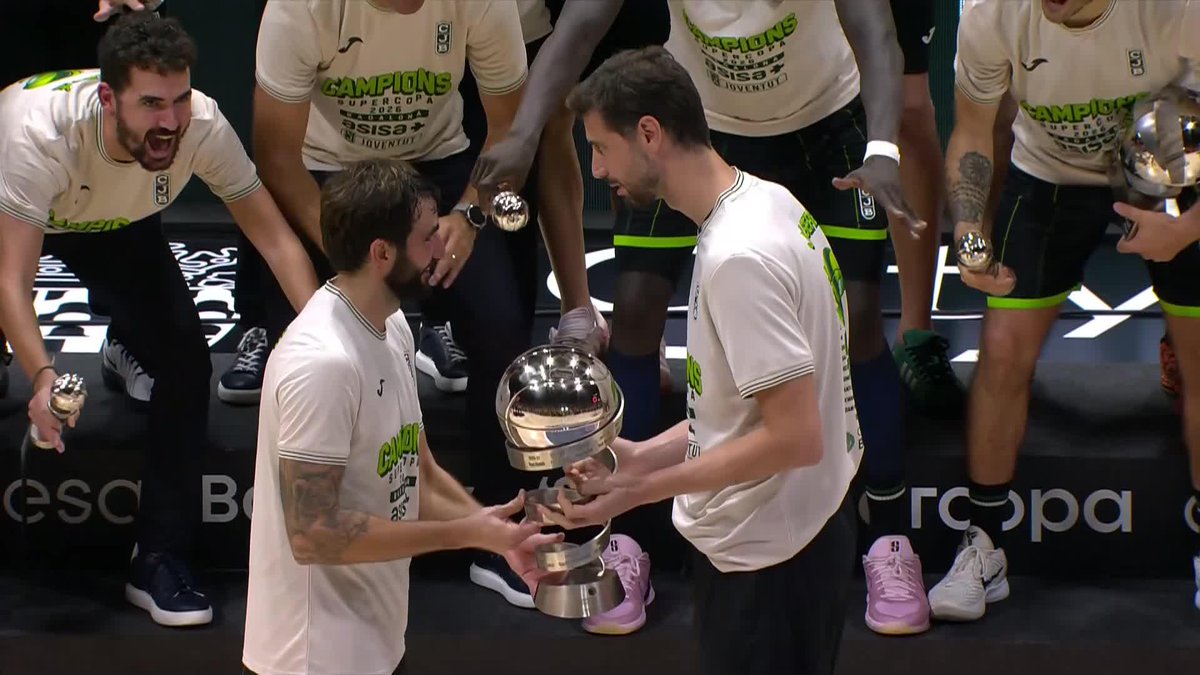 18 años después, la Club Joventut Badalona suma un título a sus vitrinas. Una Supercopa que no conseguía desde 1986. 🙌 ¡Ricky Rubio y Ante Tomic suben al cielo el trofeo de SUPERCAMPEONES! Enhorabuena, Club Joventut Badalona 🏆