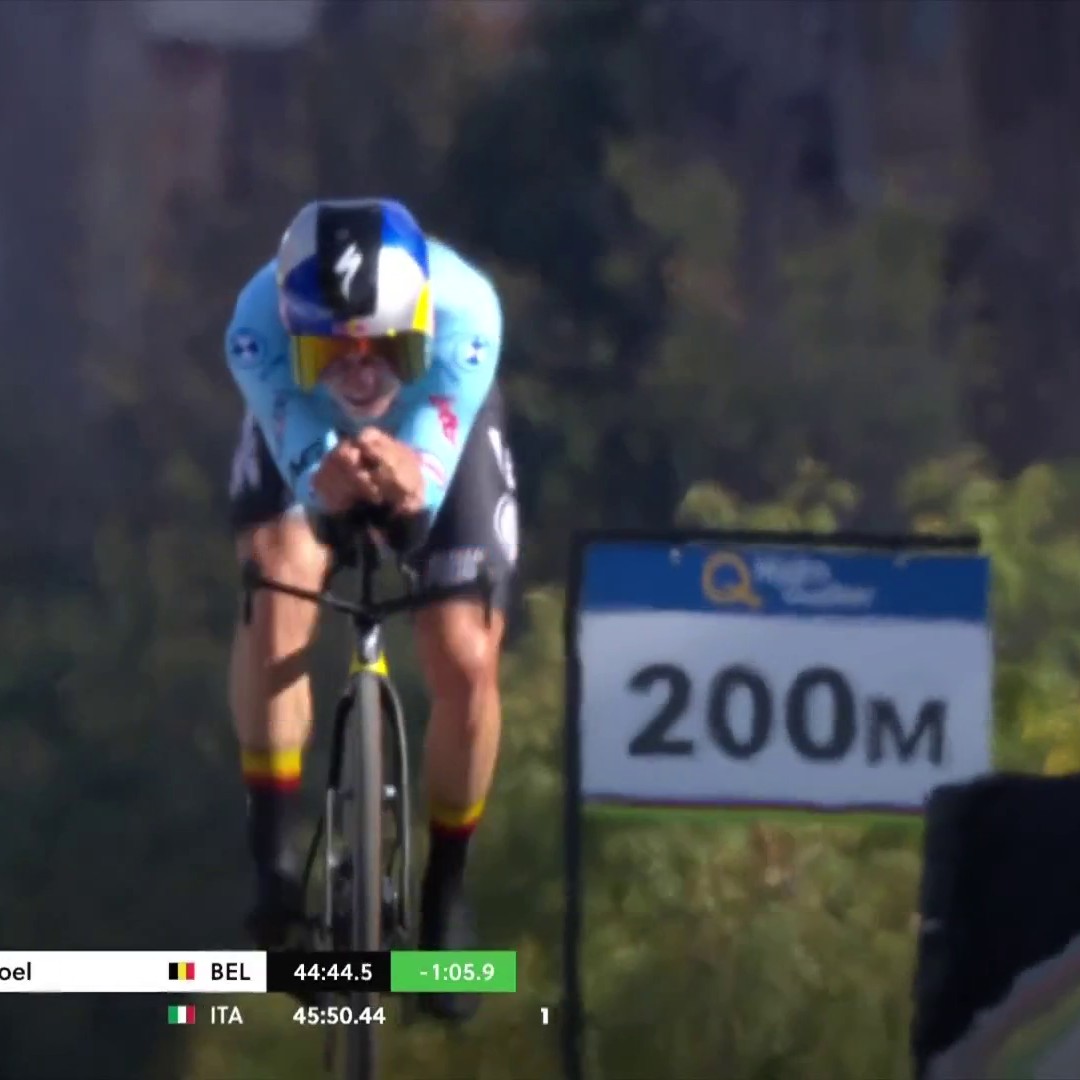 ON ANOTHER PLANET 🌍 Remco Evenepoel DOMINATES the ITT World Championships in Montreal to take an unprecedented FOURTH consecutive title 🌈🥇