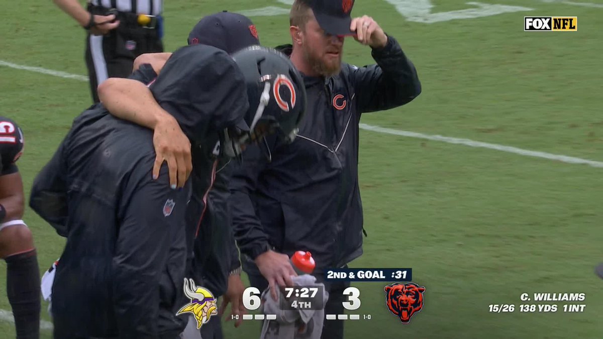 Bears QB Caleb Williams was helped off the field after going down with an apparent injury in the 4th quarter vs. the Vikings. (📺 FOX)