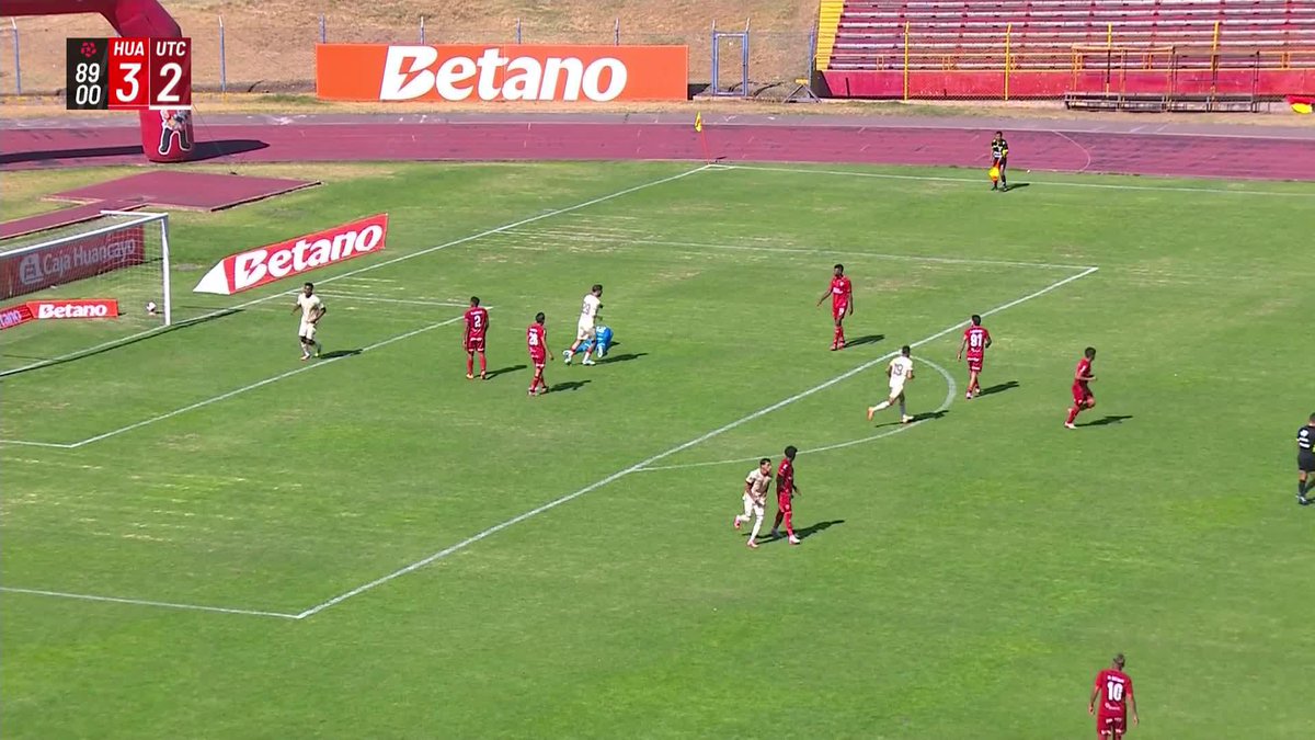 NACHO BARRIOS, arquero de UTC, ingresó como DELANTERO en los minutos finales con el número 29 #SportHuancayo 3-2 #UTC 📺 Conoce cómo ver L1MAX en vivo 👉 #Liga1 #TorneoClausuraXL1MAX