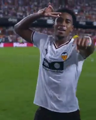 🆕 El primer gol en LALIGA EA SPORTS nunca se olvida. ¡Mayol empata el partido para el Valencia CF y se estrena como goleador en la competición! ValenciaRealSociedad | LALIGAEASPORTS | LALIGAHighlights