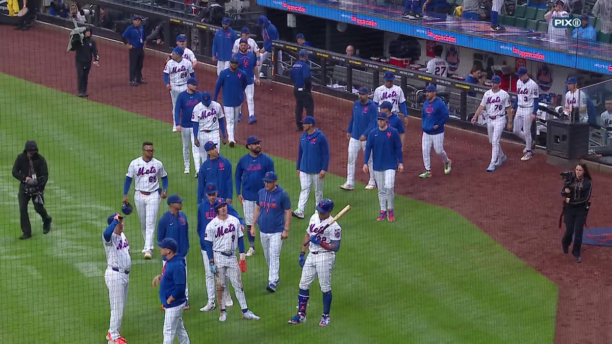 In honor of Howie Rose calling his last game, the Mets collectively tipped their hats towards the radio booth 🥹 "Fitting tribute for a legend" - Gary Cohen