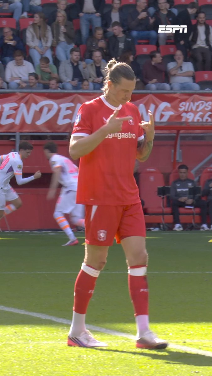 Este ritual de Wout Weghorst antes de jugar con el Twente… 👀🇳🇱