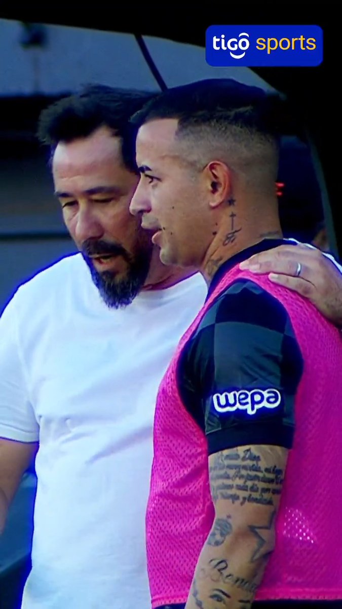 😓Derlis González sintió una molestia en el talón y 'Vitamina' Sánchez no podía creer. Al DT franjeado le pidieron desde las gradas que ingrese el 10 y tuvo que dar la explicación. 📺Tigo Sports ▶️Viví el #ClausuraAPF2026 en