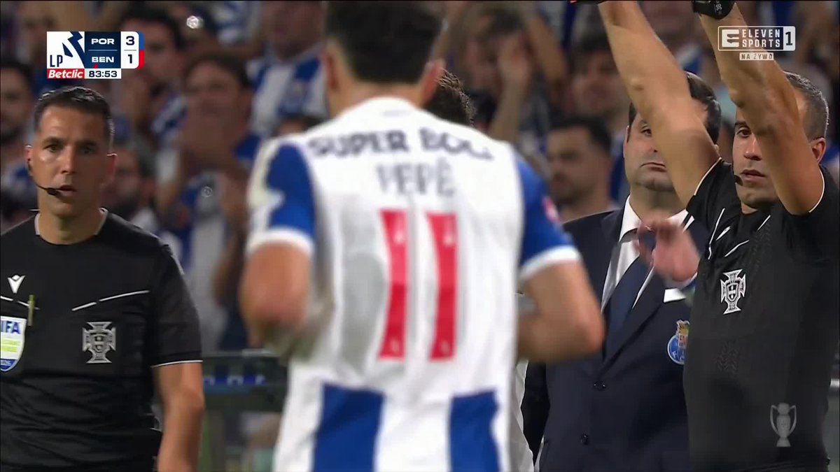 🇵🇱 Oskar Pietuszewski wszedł i już się sporo wokół niego działo! 😱 Zapisał się w protokole meczowym... dostał żółtą kartkę za "pomoc" Samu w starciu z piłkarzem Benfiki! 🟨 👀 #PortuGOL 🇵🇹
