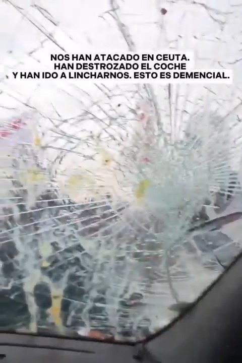 Absolutamente vergonzoso lo que ha ocurrido en Ceuta con un grupo de violentos que han confundido al activista malagueño Rafa Borrego y a la diputada ceutí Julia Ferreras con miembros de una ONG vasca que ofrece ayuda humanitaria a inmigrantes. Así empezó todo. Grabado por Rafa.