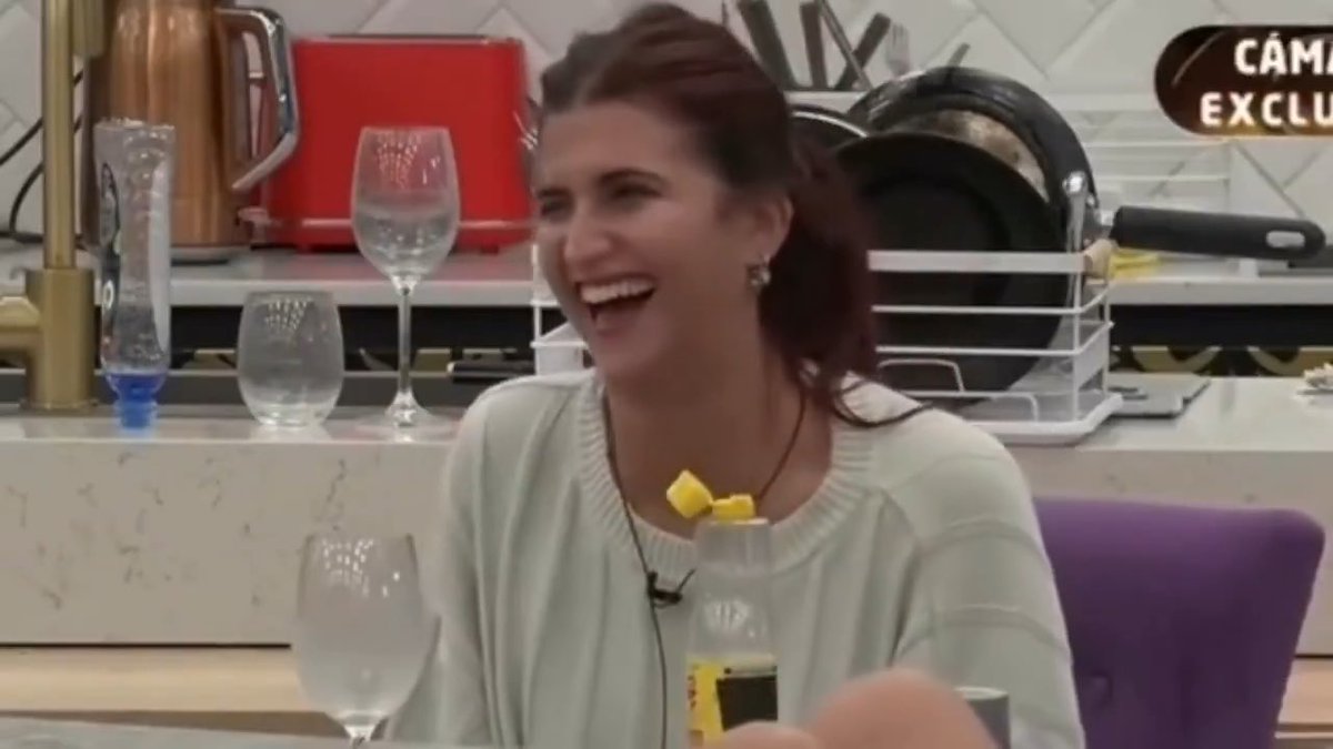 Ahora que terminó GH podemos hablar de este clip JAJAJAJA Manuel diciendo que no fue infiel con su ex novia porque solo fueron chats Titi: (en broma) una foto en pito no es nada JAJAJA