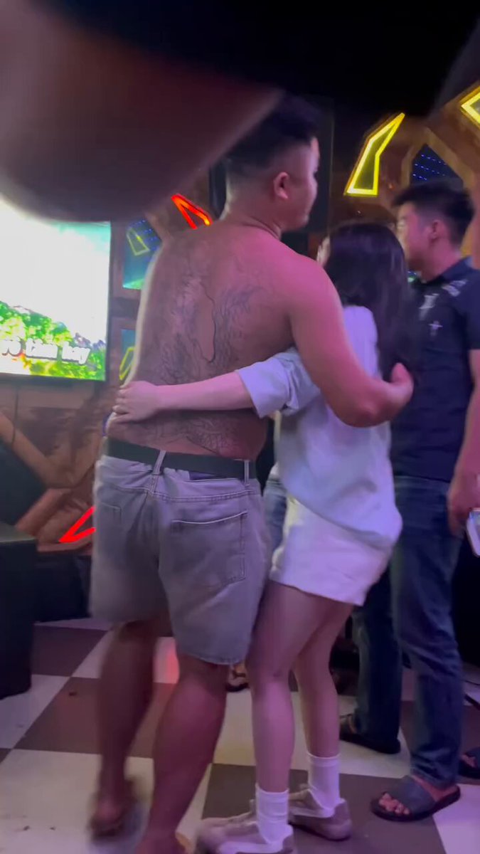 Cả nhóm rủ nhau đi KTV , thanh niên liên tục đòi về ,vì cảm thấy không được sống hết mình khi bên cạnh vợ 😂