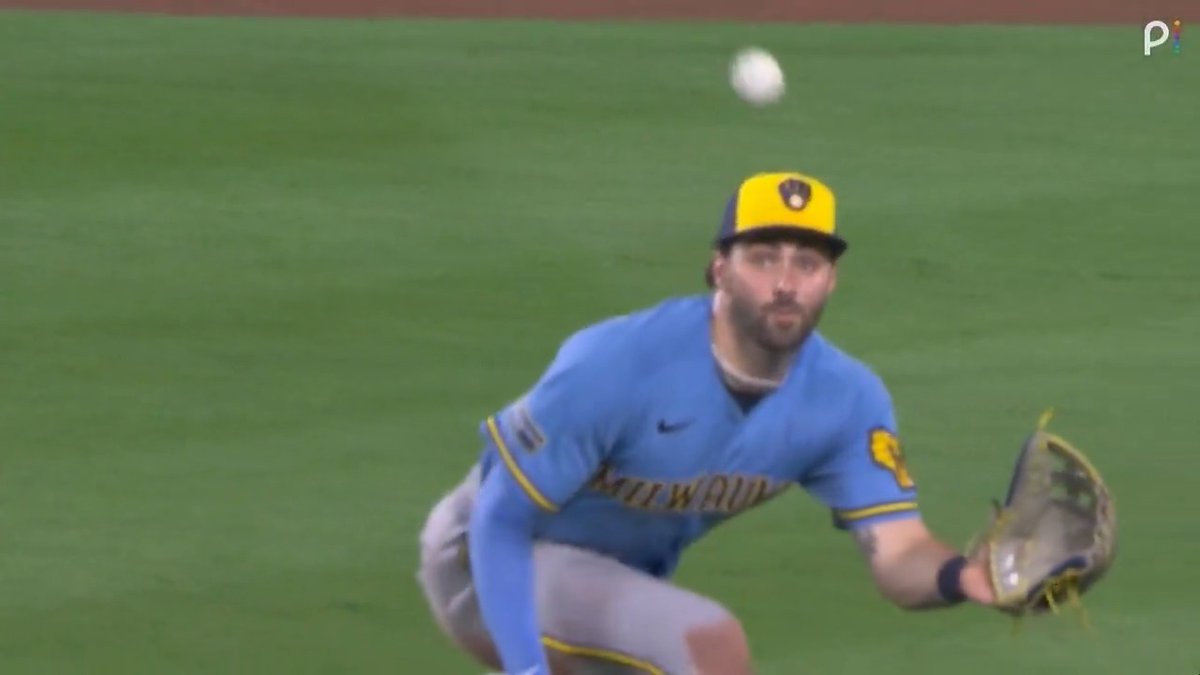 Garrett Mitchell lays out and makes a FANTASTIC catch 🤩