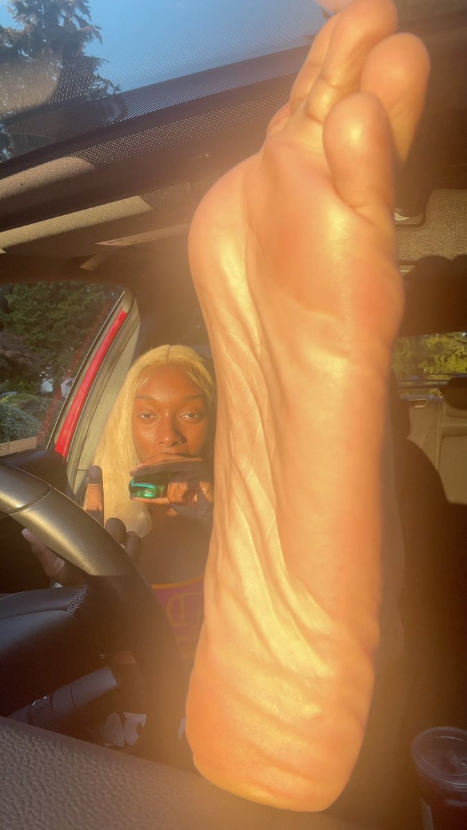 Come an kiss my sun-kissed foot while u send me all ur cash 🫵🏽🦶🏽💰 Taking calls all day DM to buy a Foot worship FaceTime for $25 📲👣💰